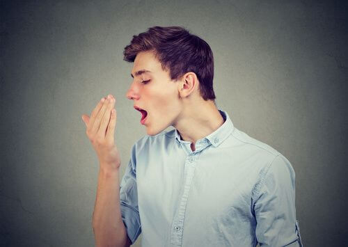 Nieprzyjemny zapach z ust – jakie mogą być tego przyczyny i jak sobie z tym radzić?
